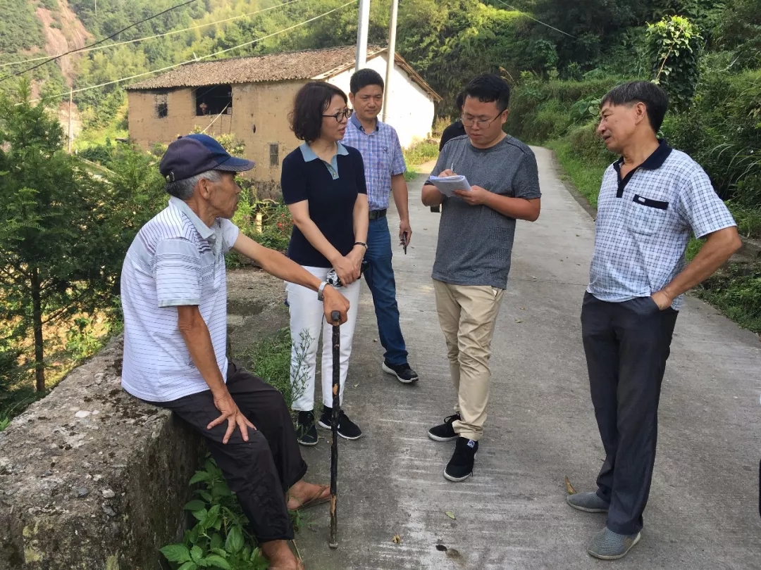 方溪乡党委书记应晓余,副乡长陈继扬,县农业局副局长樊伟锋等陪同调研
